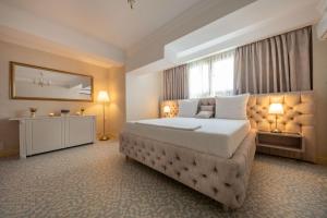 布加勒斯特Hotel Casa Fiori的一间卧室设有一张大床和一个窗户。