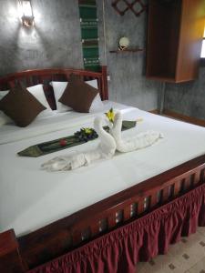 高兰兰达瓦伦宾馆的一张带两个天鹅的毛巾床