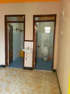 KapchorwaSipi Traveller's Lodge的空浴室设有卫生间和水槽