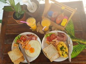 阁帕延岛普利山林小屋的木桌上两盘早餐食品