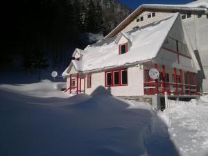 CumpănaCabana Dara的积雪覆盖的房屋