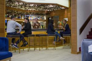 波尔图Casual Inca Porto的一群坐在酒吧里的人