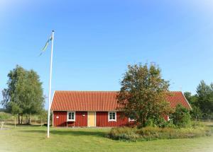 SlöingeHagbards By Gårdspensionat的前面有旗帜的红色房子