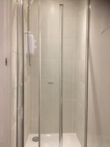 邓迪Scotland Beds的浴室里设有玻璃门淋浴