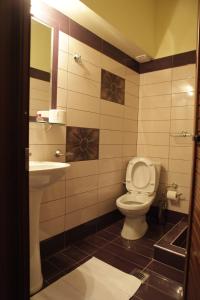 卡托劳塔翁艾克森纳斯普拉蒂亚公寓的一间带卫生间和水槽的浴室