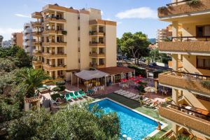 普拉亚登博萨阿尔兰扎公寓- 仅限成人的享有酒店空中景致,设有游泳池和建筑