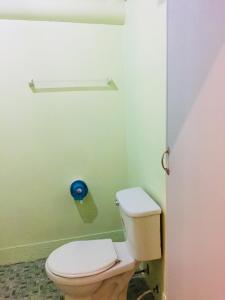 象岛Janina resort Koh chang的一间位于客房内的白色卫生间的浴室