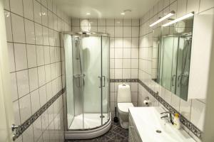 卑尔根Forenom Serviced Apartments Bergen City的带淋浴、盥洗盆和卫生间的浴室