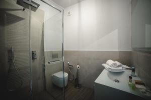 拉莫拉BRAIDE Ospitalità Rurale的带淋浴、卫生间和盥洗盆的浴室