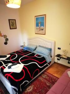 比萨Civico 22 Pisa的一间卧室配有一张铺有黑色和红色地毯的床