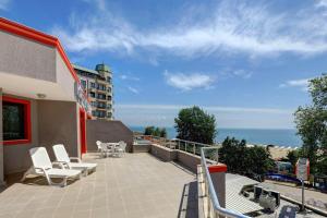 金沙1-st Line Izvora Sea View Apartments on Golden Sands的阳台配有椅子,享有海景。