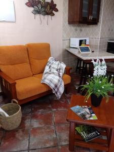 IsoraCasa Rural Casa Carlos的客厅配有沙发和桌子