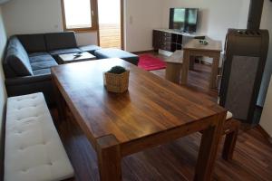 托巴迪尔Pferdehof Bachegg的客厅配有桌子和沙发