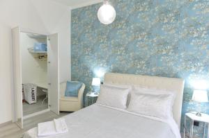 阿斯蒂Casa della Cattedrale的一间卧室设有一张床和蓝色的墙壁
