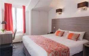 拉罗谢尔大西洋酒店的一间卧室配有一张带红色窗帘的大床