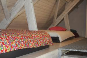 Zingem埃迪苏菲特阁楼公寓的一间卧室配有一张带彩色毯子的床