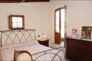 阿夏诺Sant'Ippolito的一间卧室配有一张床、梳妆台和窗户。