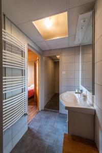 Montricher-le-Bochet莱斯索尔比耶尔酒店的浴室配有盥洗盆和浴缸。