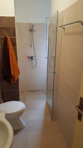 乌马格Apartman Darja的带淋浴、卫生间和盥洗盆的浴室