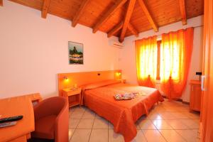 科拉迪拉齐塞坎波罗索乡村民宿的一间卧室配有一张带橙色床罩的床