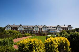 Tilston卡登公园高尔夫度假酒店及Spa的前面设有花园的大房子