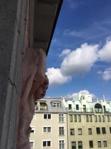 维也纳Sophies Place Augarten - Imperial Lifestyle City Apartments Vienna Parking的窗外人的雕像