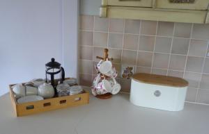 杰德堡Tweed Cottage的厨房台面上配有茶具