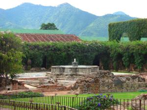 危地马拉安地瓜Hotel Museo Spa Casa Santo Domingo的花园内设有一个山地喷泉