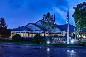 日内瓦湖日内瓦湖湾酒店的一座晚上悬挂美国国旗的建筑