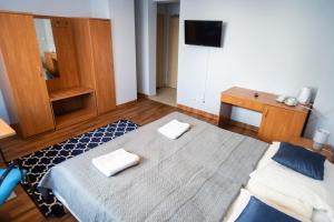 格丁尼亚Hostel Mały Żagiel的一间卧室配有一张床,上面有两条毛巾