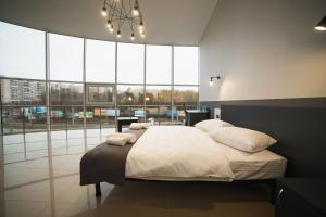 捷尔诺波尔GOLDEN RING的卧室配有一张带白色床单和枕头的大床。