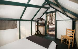克里村Curry Village的一间卧室配有一张床铺,帐篷内提供一把椅子