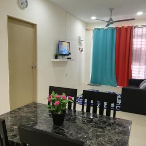 甘孟Neesa Homestay Bukit Gambang-Muslim的客厅配有桌椅和沙发