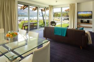 皇后镇QS Marina的客厅配有沙发和桌子
