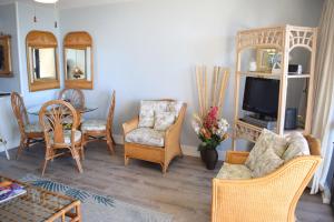 基黑Maui Vista 1313的客厅配有沙发、椅子和电视