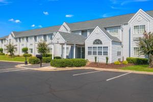 加斯托尼亚Motel 6-Gastonia Charlotte I-85的一座带停车场的大型白色房屋