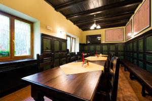 库特纳霍拉哈维斯卡布达酒店的用餐室设有2张桌子和椅子以及窗户。