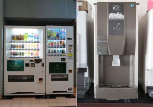 东京Tokyo City View Hotel Tabata Station的商店里一台自动售货机的两张照片