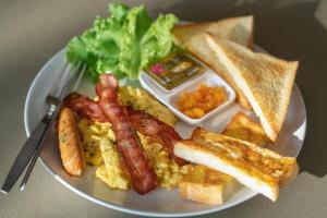 麦岛麦岛塔莱时光宾馆的包括鸡蛋培根和烤面包的早餐食品