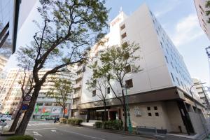 福冈东洋酒店的一条城市街道上高大的白色建筑