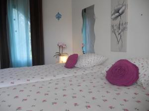 Neyron勒玛斯度特美住宿加早餐旅馆的一间卧室配有一张带紫色枕头的床