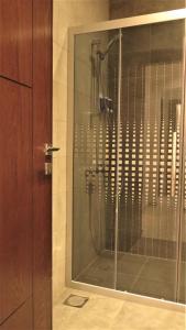 安曼Double Key by HR的带淋浴的浴室,带玻璃门