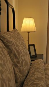 安曼Double Key by HR的一张带台灯的床和一张桌子上的图片