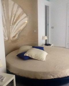 索伦托我的套房索伦托酒店的一张带蓝色和白色枕头的床
