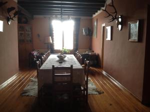 Catí马斯维尔乡村民宿的一间带桌椅和窗户的用餐室