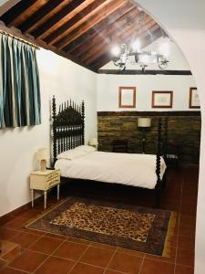 瓜迪克斯HABITACIONES LAS TERMAS的一间卧室配有一张床和一个吊灯