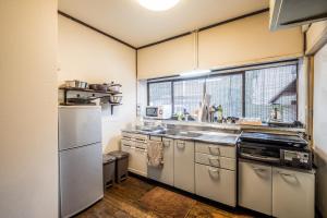 富士河口湖Classic Japan Living Kikuya的厨房配有不锈钢用具和窗户