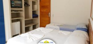 乌巴图巴马尔普拉亚酒店的一间卧室配有两张床和一个衣柜