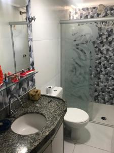 卡贝德卢Apartamento beira mar Intermares roupas de cama e AR CONDICIONADO COBRADO À PARTE的浴室配有卫生间、盥洗盆和淋浴。
