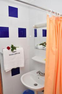 Ait MelloulHotel Ribis的浴室配有盥洗盆、卫生间和毛巾。